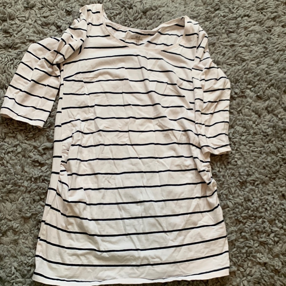 H&M maternity shirt 5/25💜